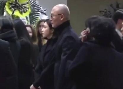 演员申世京低调现身前男友金钟铉灵堂吊唁