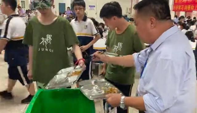 站垃圾桶旁吃学生剩饭当事人发声：一天在食堂吃三顿孩子们的饭