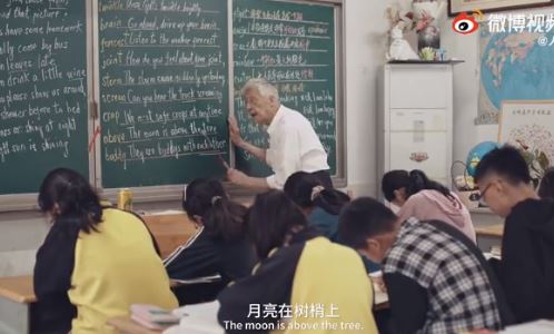 93岁乡村教师英文发音堪比播音腔 张桂梅贴满膏药的双手让人心疼