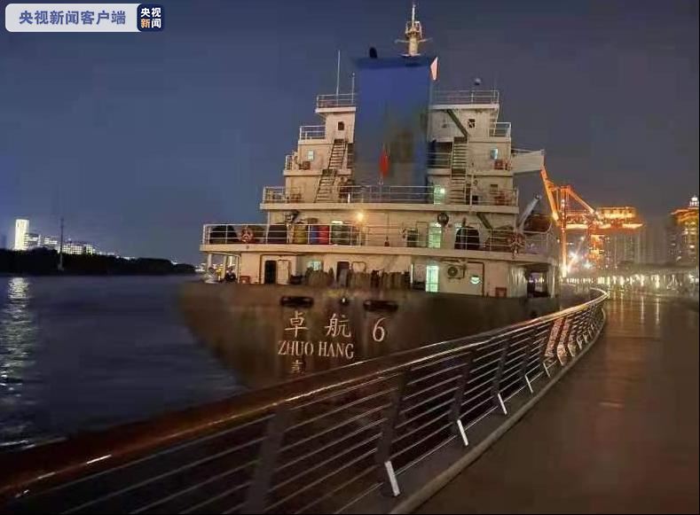上海黄浦江堤岸遭轮船撞击 现场视频曝光