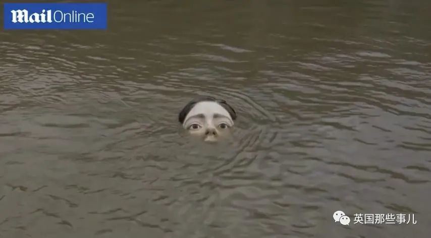 阴间艺术！河水中现溺水少女人头雕像 网友:“令人毛骨悚然”